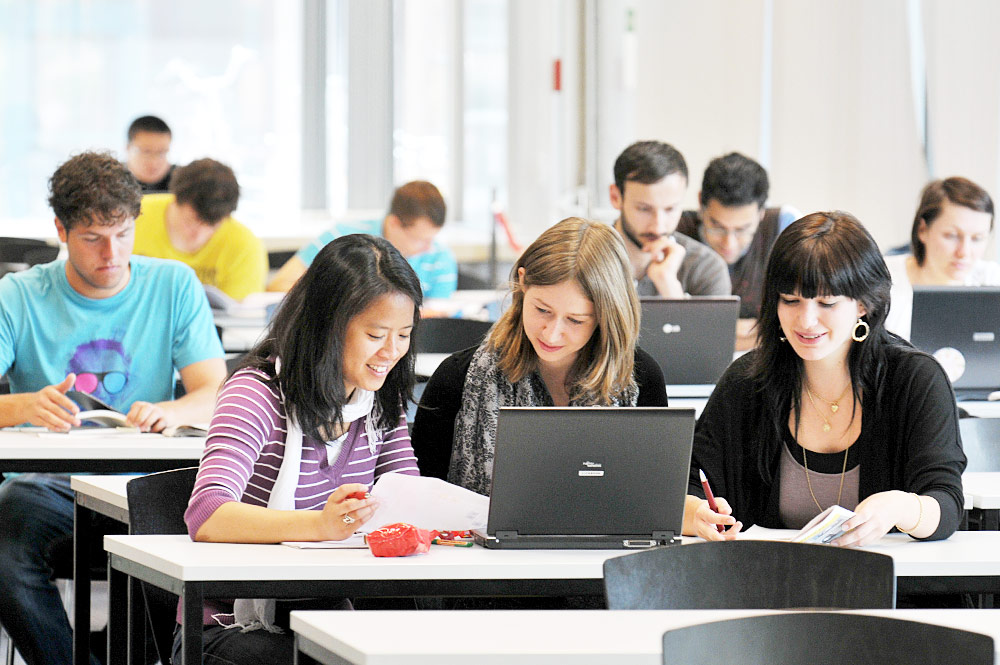 Studierende arbeiten an Laptops